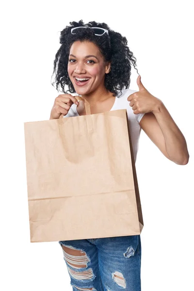 Женщина держит сумку для покупок с пустым местом для копирования и жестом вверх — стоковое фото
