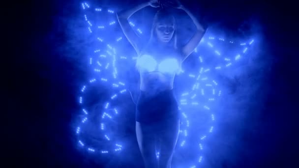 Bailarina actuando en traje de led con alas de mariposa — Vídeos de Stock
