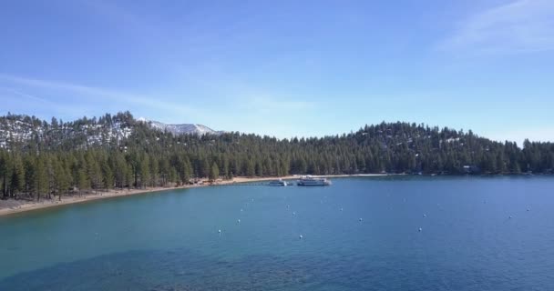 Vista aérea del lago Tahoe con el barco de la rueda de la paleta — Vídeos de Stock