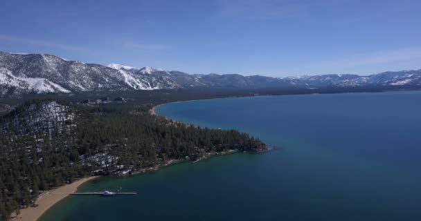 Lago Tahoe litoral e montanhas cobertas de neve — Vídeo de Stock