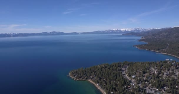 タホ湖の海岸線と雪に覆われた山々 — ストック動画