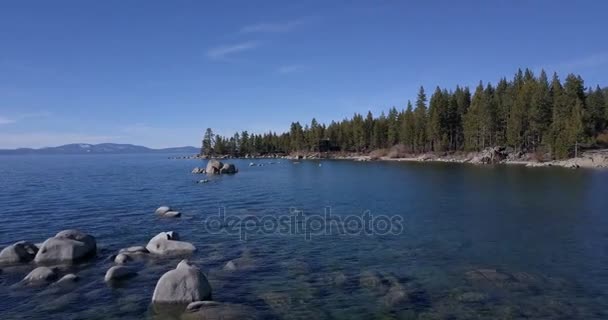 Flug über die Oberfläche des Tahoe-Sees mit Felsbrocken — Stockvideo