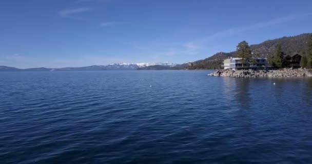 Flygande över ytan av Lake Tahoe — Stockvideo
