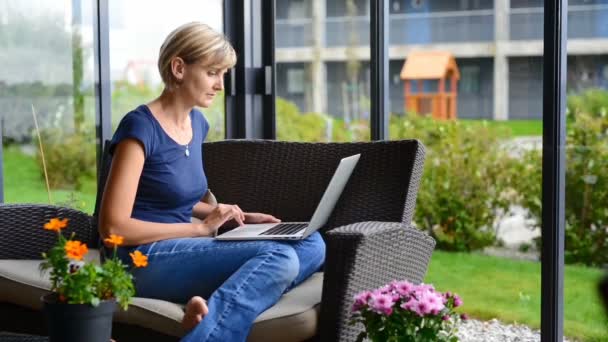 Vrouw met laptop — Stockvideo