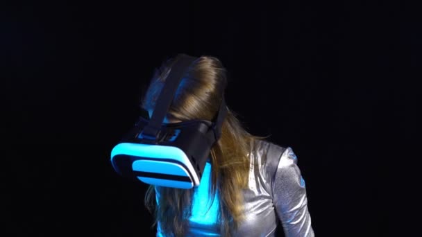 De jonge vrouw Cyber in zilveren kleding dragen van virtuele realiteit googles — Stockvideo