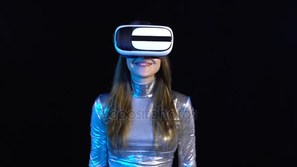 Cyber mladá žena v stříbrné oblečení nosí brýle virtuální reality — Stock video