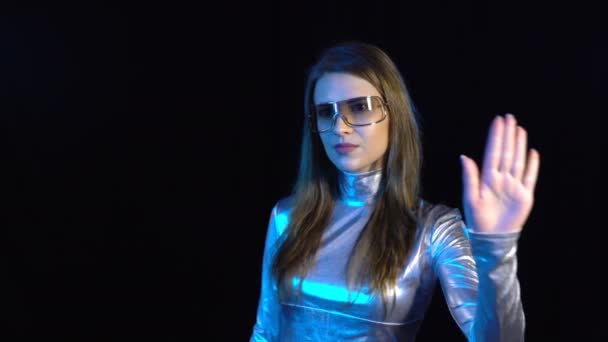 Cyber jeune femme en vêtements argentés retournant les pages virtuelles — Video