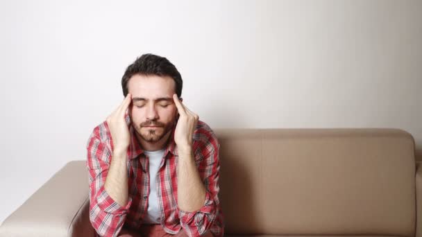 Man suffering from head ache — Stock Video