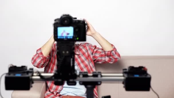 Muž sedí na pohovce se usmívá na kameru — Stock video