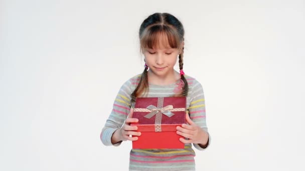 Niña abriendo su regalo — Vídeos de Stock