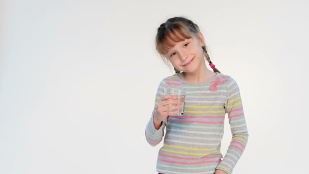 Девушка пьет воду — стоковое видео