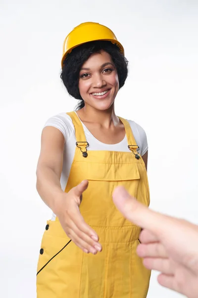 Женщина-строитель в желтом защитном шлеме и в целом показывает цветовую проверку — стоковое фото