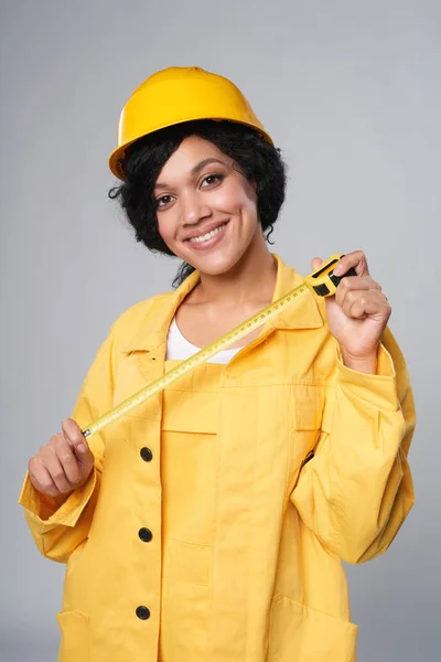 Женщина-строитель в жёлтом защитном шлеме и общей ленте — стоковое фото