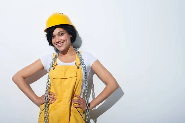 Feliz sorridente mulher construtor vestindo amarelo proteger capacete — Fotografia de Stock