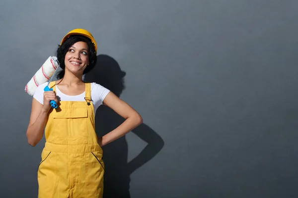 Feliz mujer sonriente constructora con casco protector amarillo — Foto de Stock