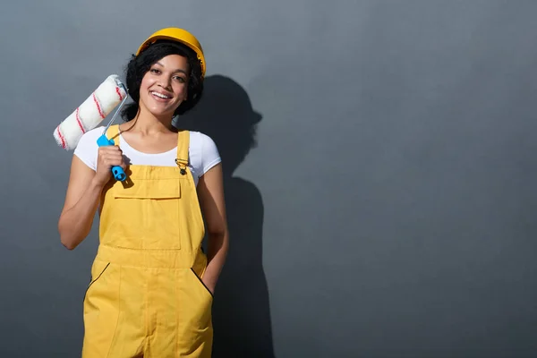Feliz mujer sonriente constructora con casco protector amarillo — Foto de Stock