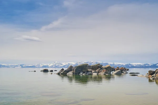 Felsbrocken im Wasser des Tahoe-Sees — Stockfoto