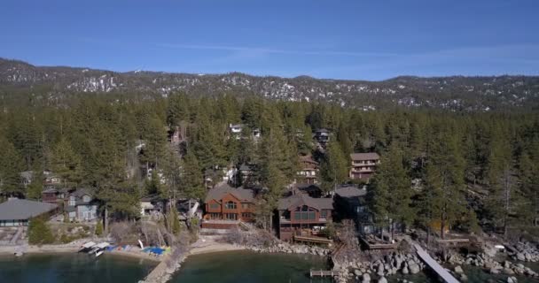 Voando sobre a superfície do Lago Tahoe — Vídeo de Stock