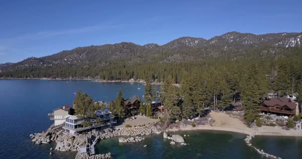 Volando sobre la superficie del lago Tahoe — Vídeo de stock