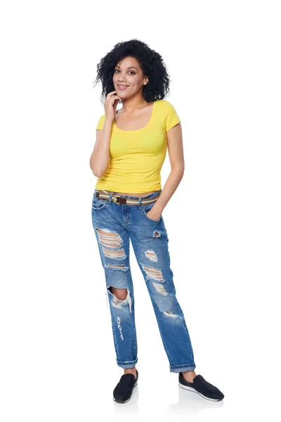 Mulher funky de comprimento total em jeans angustiados — Fotografia de Stock