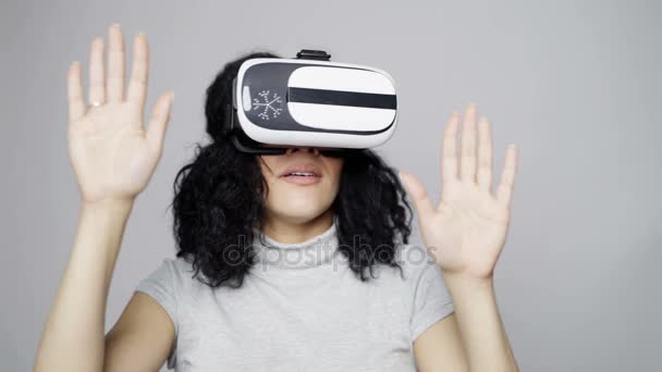 Vrouw dragen VR bril rond gebaren duim opzoeken — Stockvideo