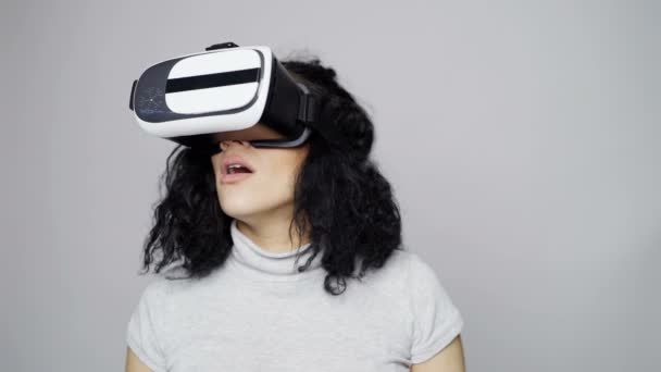 Mujer con gafas de realidad virtual mirando a su alrededor haciendo gestos pulgar hacia arriba — Vídeo de stock