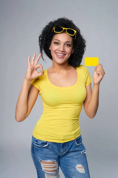 Mulher segurando cartão de crédito — Fotografia de Stock