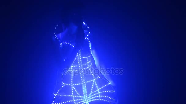 Cantante in costume led draghe sul palco — Video Stock