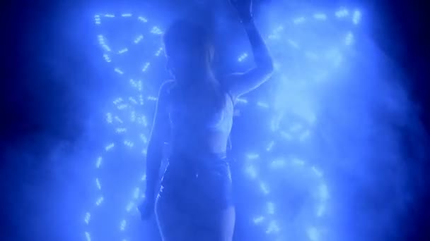 Танцівниця позує в світлому костюмі з крилами метелика — стокове відео