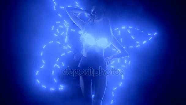Kelebek kanatları olan led kostüm performans dansçı — Stok video