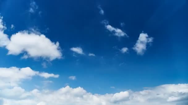 Nuvole bianche sul cielo blu — Video Stock
