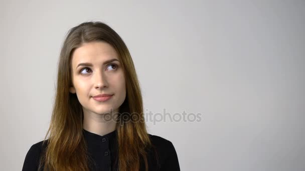 Sonriente joven mujer mirando a la cámara — Vídeo de stock