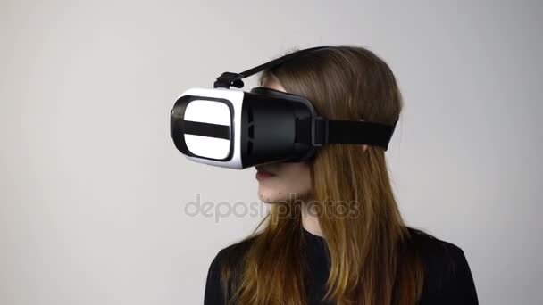 Casual νεαρή γυναίκα που φοράει εικονική πραγματικότητα γυαλιά κινούμενο χέρι — Αρχείο Βίντεο