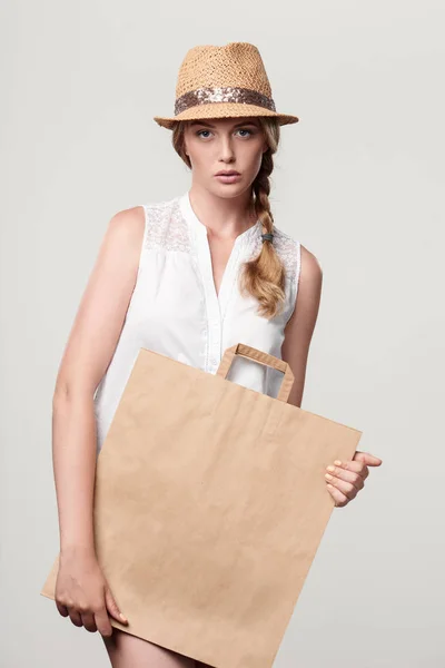 Fashion woman with craft shopping bag — Stock Photo, Image