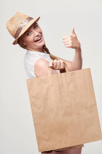 Donna sorridente con shopping bag — Foto Stock