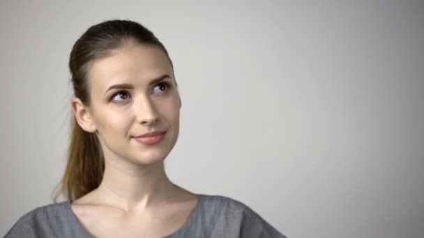 Mujer sonriente mirando a la cámara — Vídeos de Stock