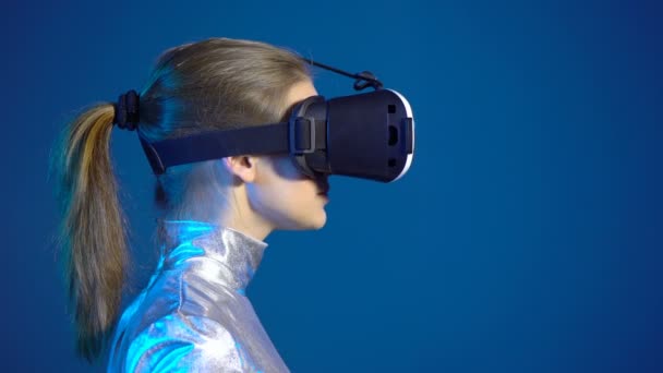 Vrouw dragen van virtuele realiteit googles kijken naar lege kopie ruimte — Stockvideo