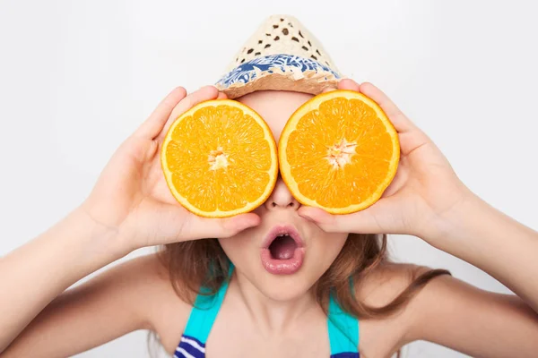 Дівчина в купальнику робить підроблені окуляри з апельсинами — стокове фото