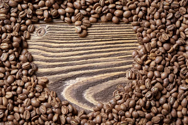 Kavrulmuş kahverengi kahve çekirdekleri ile kalp kopya alanı — Stok fotoğraf