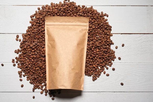 Bolsa de papel artesanal simulada con granos de café —  Fotos de Stock