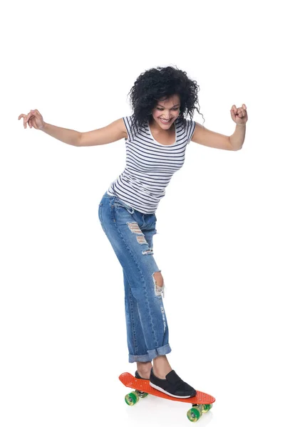 Felice femmina in jeans angosciati con skateboard — Foto Stock