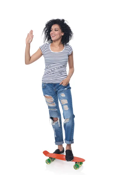 Szczęśliwa Kobieta w trudnej sytuacji dżinsy z deskorolka — Zdjęcie stockowe
