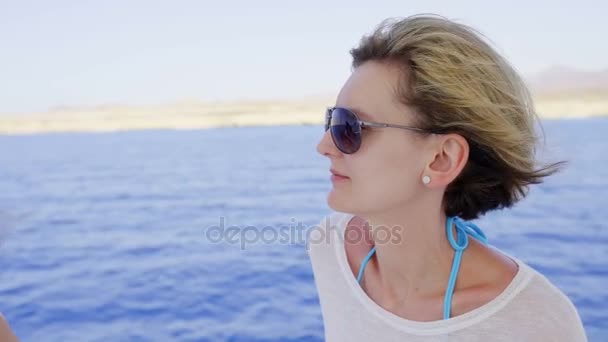 Kvinna på yacht — Stockvideo