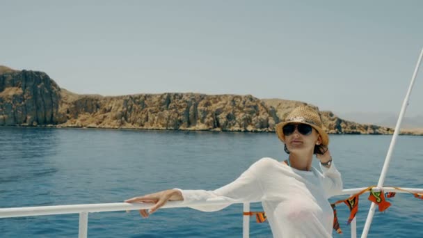 Kvinna på yacht — Stockvideo