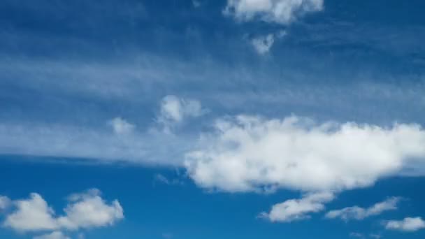 Cúmulo blanco y nubes vellosas que atraviesan el cielo azul — Vídeos de Stock
