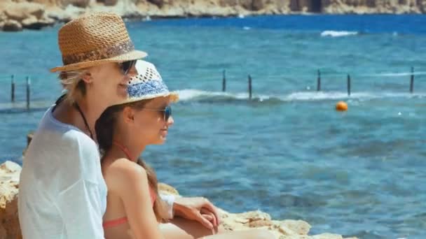 Mãe e filha olhando para o mar — Vídeo de Stock