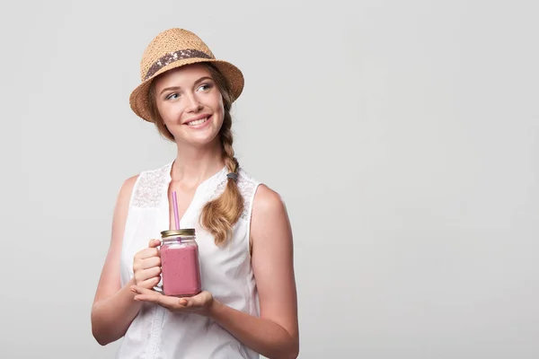 Girl holding jar tumbler mug with pink smoothie — Stock Photo, Image