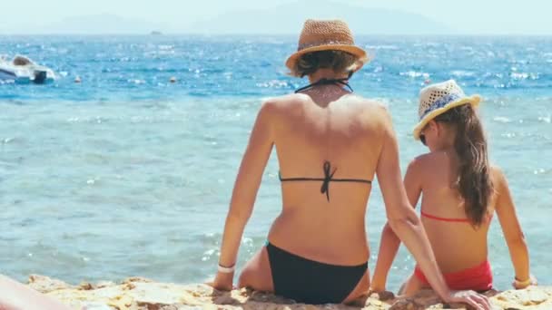 Mor och dotter tittar på havet — Stockvideo