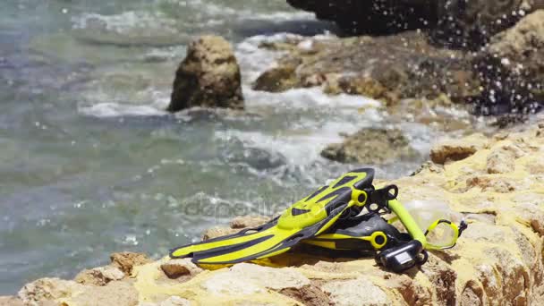 Snorkel en el fondo de la orilla del mar — Vídeos de Stock