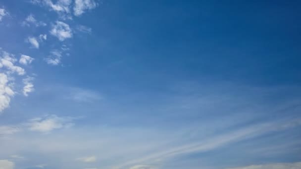 Nuages blancs sur ciel bleu — Video